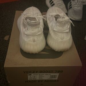 NEW YEEZY BOOST 700 V2